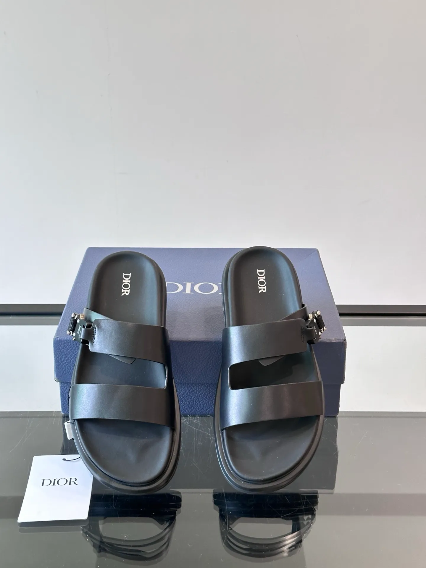 Factory price: 300💰Dior Aqua men's sandals and slippers. Showcasing Dior haute couture design. The Dior gray suede strap is accented with an aluminum Dior buckle for added style. Paired with a comfortable tonal notch sole, they pair easily with shorts or jeans for a sophisticated look. Main body: suede cow leather, technical fabric lining: cow leather, with adjustable straps, aluminum Dior buckle, Dior gray EVA insole, tonal notch rubber outsole splicing structure👌👌 size: 38-44 (45.46 customized)
